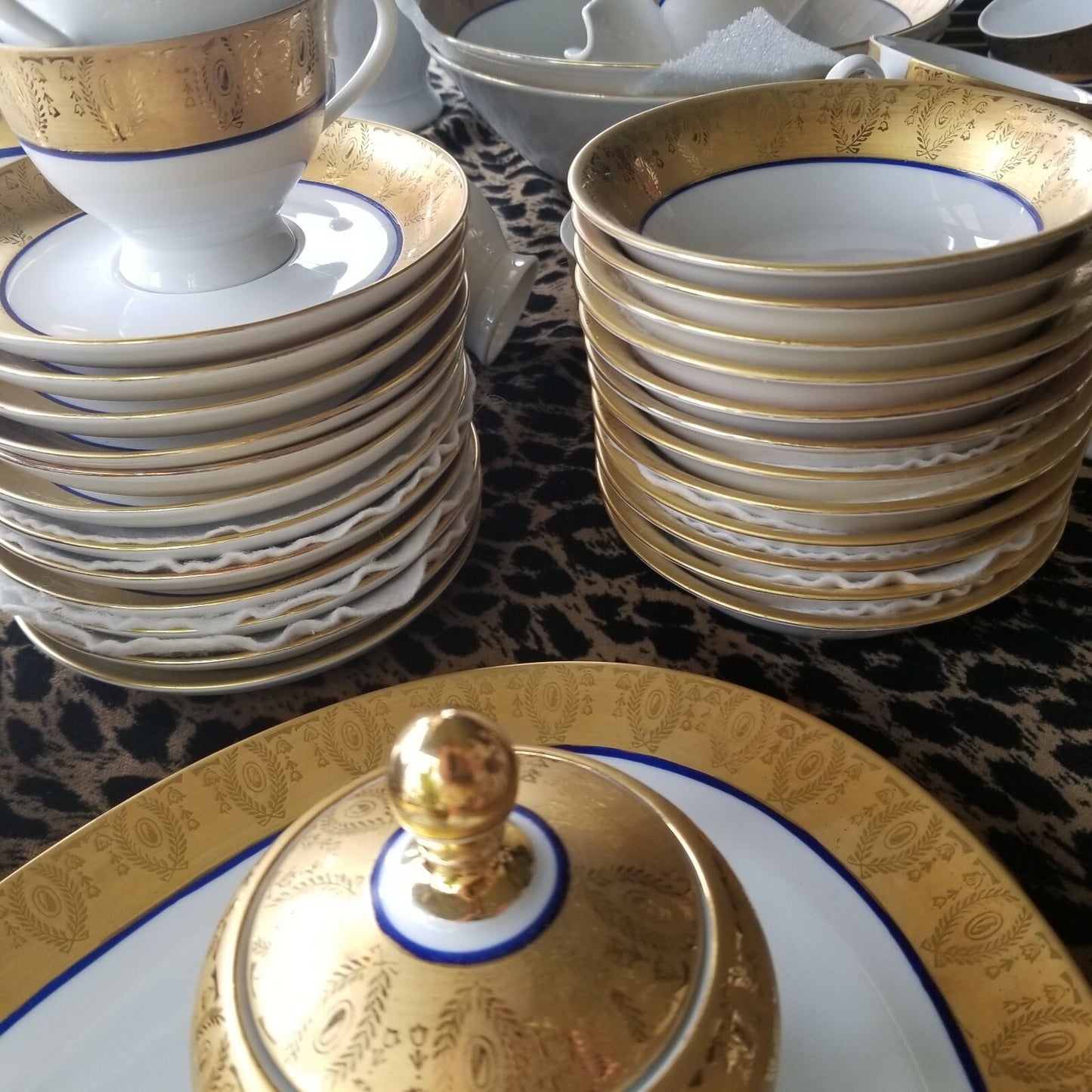 81pc Set Gold Encrusted Cobalt Blue & White Soup Tureen Serving Platters Teapot