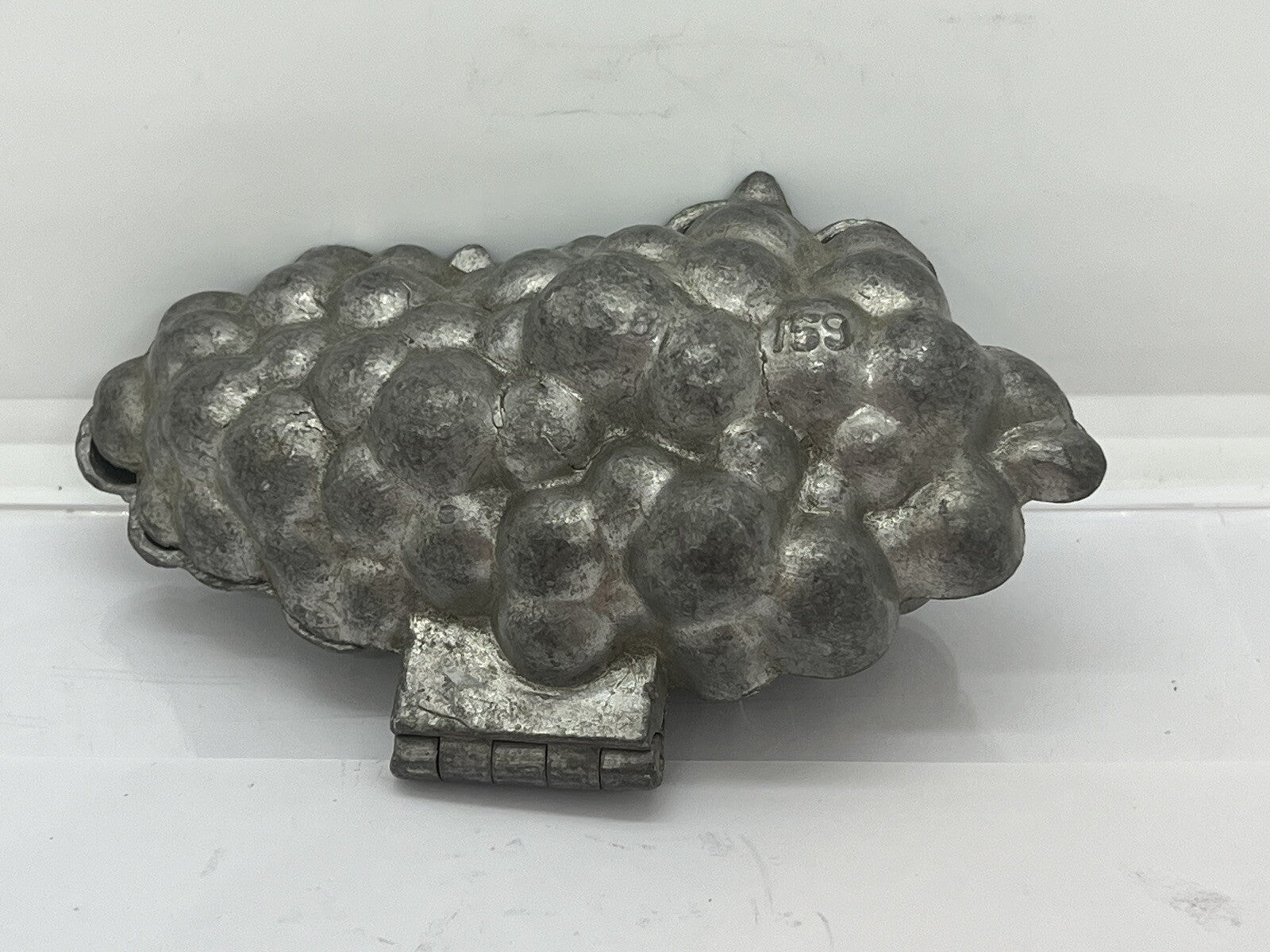 Antique Bunch Of Grapes #159 Pewter Chocolate Candy Ice Cream