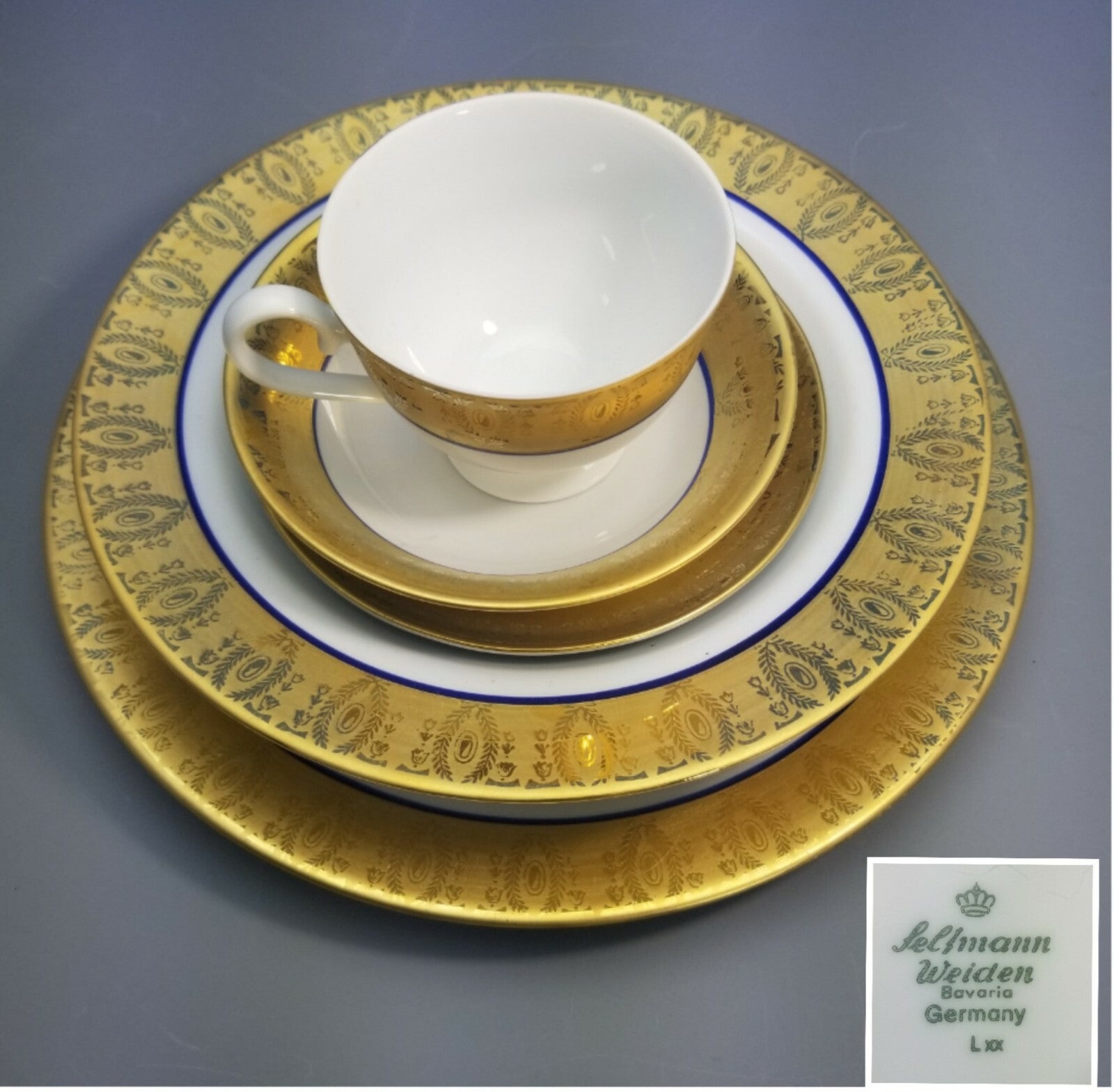 81pc Set Gold Encrusted Cobalt Blue & White Soup Tureen Serving Platters Teapot
