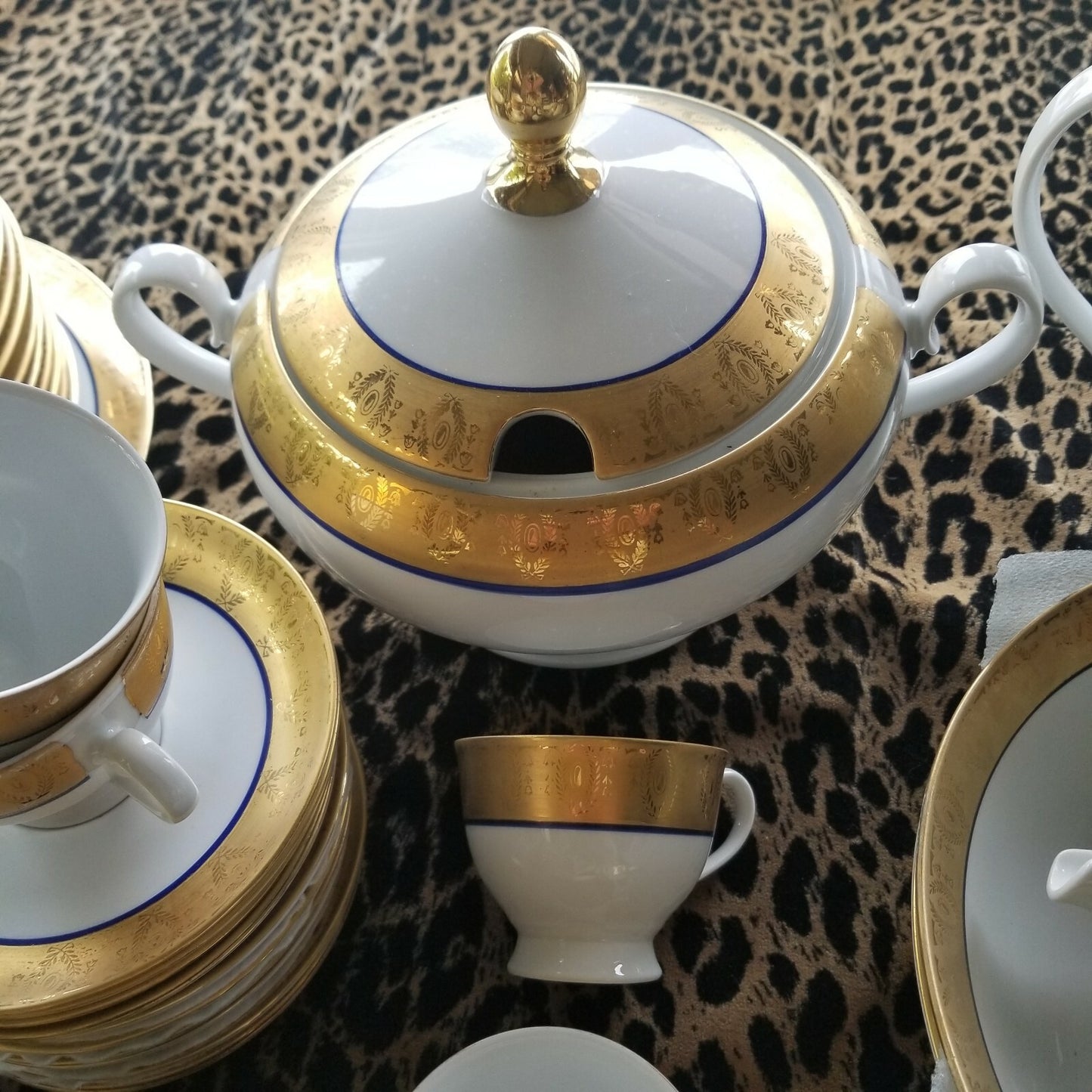 81pc Set Gold Encrusted Cobalt Blue & White Soup Tureen Serving Platters Teapot