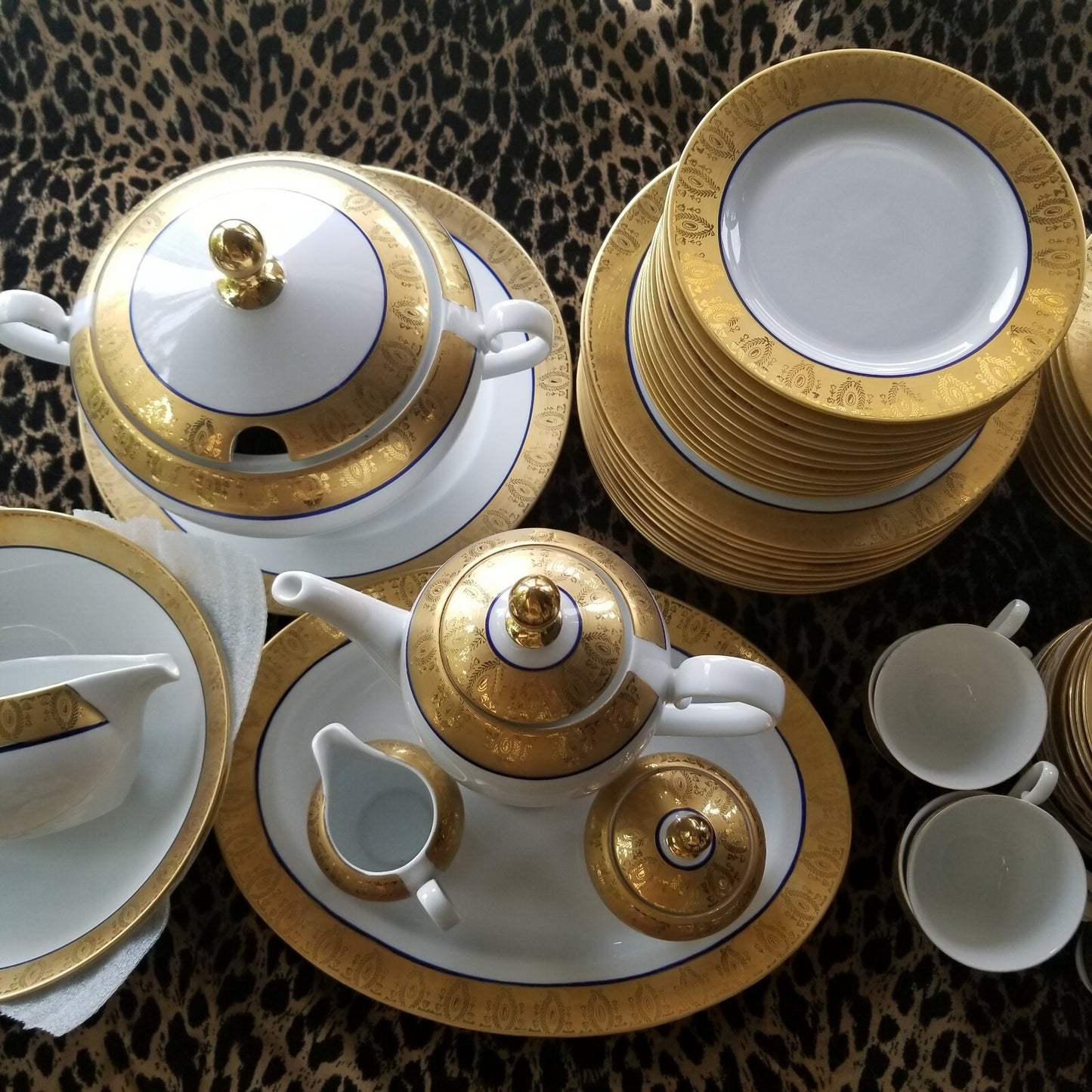 81pc Set Gold Encrusted Cobalt Blue & White Soup Tureen Serving Platters Teapot