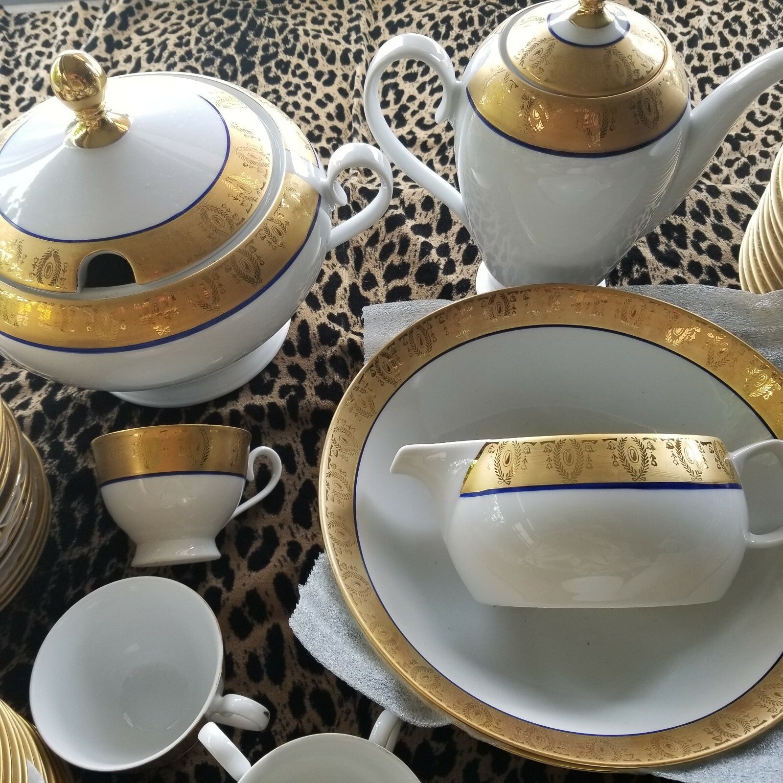 81pc Set Gold Encrusted Cobalt Blue & White Soup Tureen Serving Platters Teapot