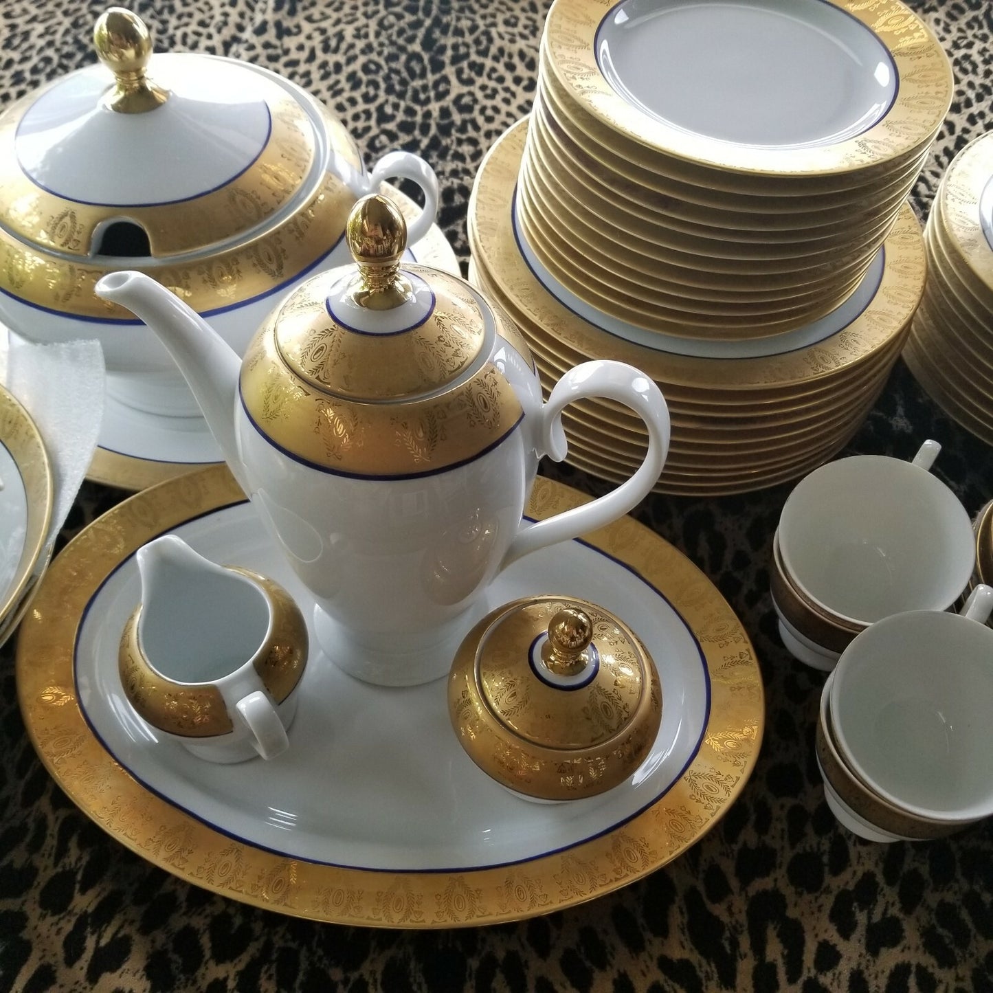 81pc Set Gold Encrusted Cobalt Blue & White Soup Tureen Serving Platters Teapot